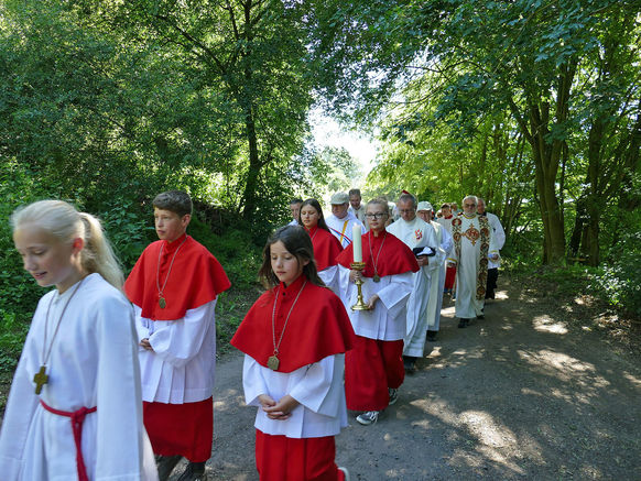 Festgottesdienst zum 1.000 Todestag des Heiligen Heimerads auf dem Hasunger Berg (Foto: Karl-Franz Thiede) Festgottesdienst zum 1.000 Todestag des Heiligen Heimerads auf dem Hasunger Berg (Foto: Karl-Franz Thiede)
